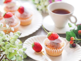 イチゴのカップケーキでティータイム