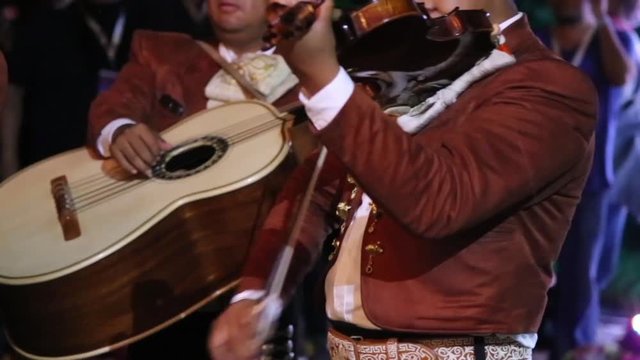 Mariachi tocando en fiesta mexicana - Guitarra y Viol&iacute;n