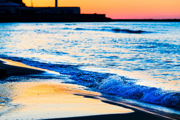 夕暮れの波打ち際