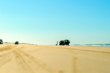 Orilla de playa con marcas de ruedas de coche 05