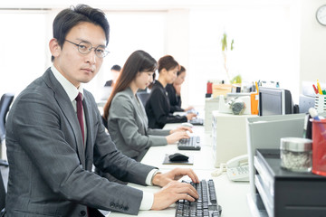 デスクワーク　オフィス