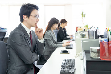 デスクワーク　オフィス