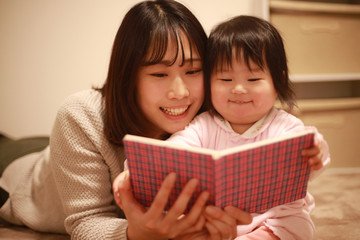 絵本を読む親子