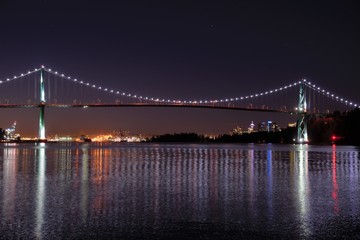Fototapeta na wymiar ライオンズゲイト　ブリッジ　夜明けの　Lions Gate　Bridge
