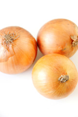 白バックで撮影した3個のタマネギ
