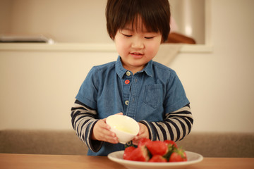 Fototapeta premium イチゴを食べる男の子