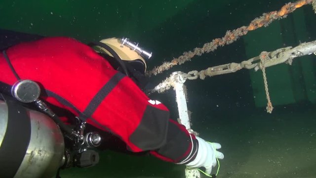 Sidemount tech diver makes initial tie-off of the line