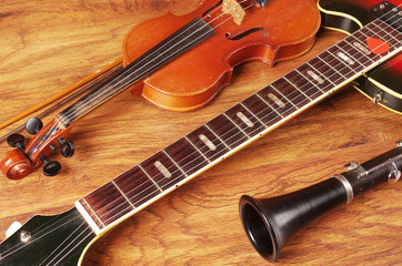 Fototapeta premium Acoustic guitar and red rose petals