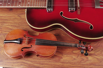 Obraz premium Acoustic guitar and red rose petals