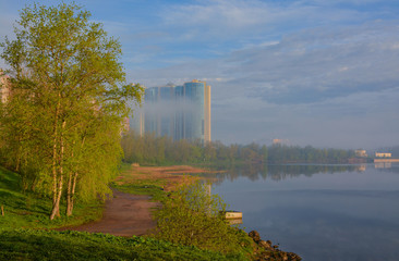 Obraz premium Spring foggy morning on the banks of the Neva river in Rybatskoye district in St. Petersburg.