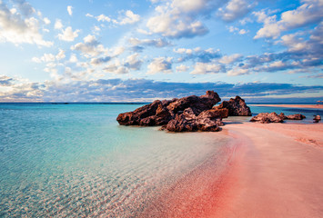 De horizon van Kreta. Elafonissi strand met roze zand tegen blauwe lucht met wolken op Kreta, Griekenland