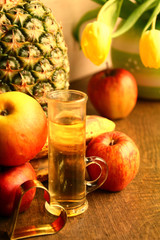 fruchtsaft und früchte