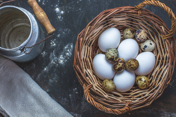 Kilka rodzajow jajek w w wiklinowym koszyku przygotowane do gotowania w towarzystwie kanki na mleko...