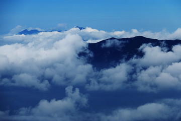 斜里岳　山頂からの雲のある景色