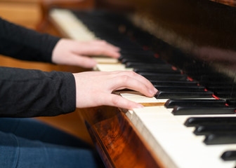 junge Frau übt am Flügel, Klavier spielen