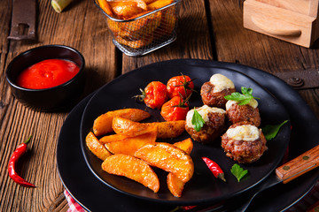 Meatballs with potato quarter from the oven