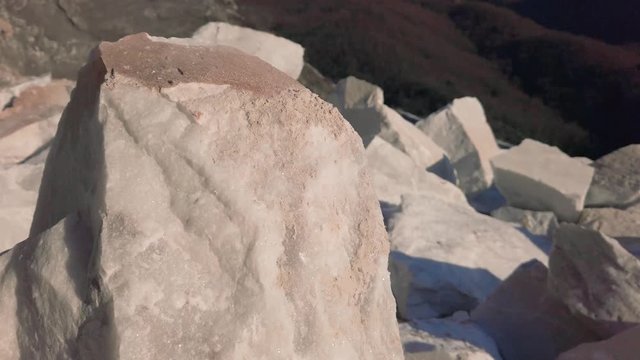 Massi per la produzione del famoso marmo di Carrara nella cava mineraria sulla Alpi Apuane in Toscana.