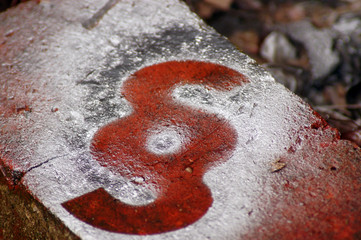Paragraph Symbol auf Stein