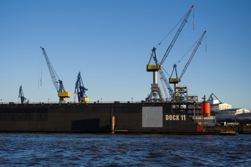 Hafen Hamburg Elbe und Trockendock sonnig entzerrt