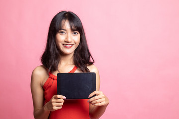Naklejka premium Young Asian woman with a computer tablet.