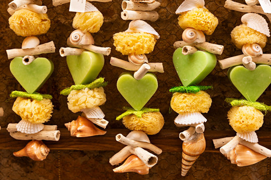 Jabones decorativos y esponjas naturales.