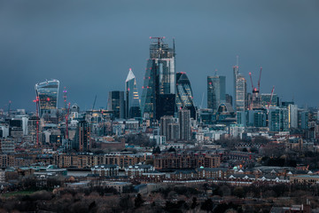Die Skyline der City von London, Finanz- und Bankenzentrum, am Abend, Großbritannien