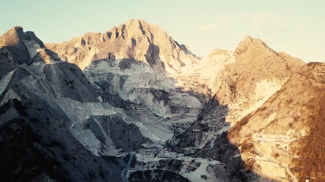 Cava di Marmo di Carrara. Estrazione in miniera dalle Alpi Apuane. Vista aerea.