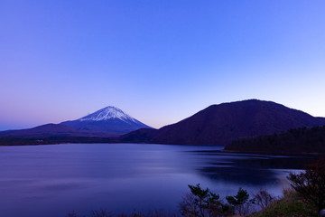 夕暮れの本栖湖