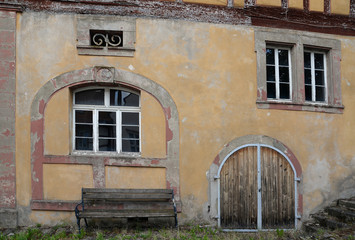 Fototapeta na wymiar Fassade eines alten Hauses
