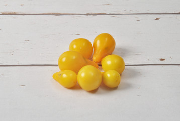 Gelbe Tomaten auf verwittertem Holz