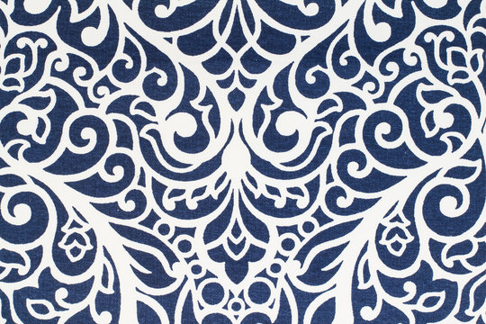 Textura de tela con dibujos arabescos en blanco y azul. Vista de cerca. Macro