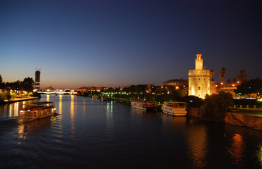 PAISAJE NOCTURNO DE SEVILLA