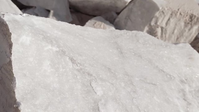 Massi per la produzione del famoso marmo di Carrara nella cava mineraria sulla Alpi Apuane in Toscana.