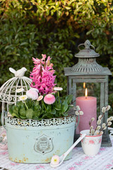 Dekoration mit Frühlingsblumen in Pink und vintage Laterne