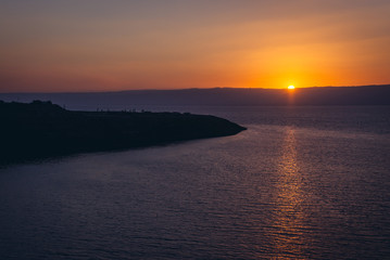 Obraz premium Sunset over Dead Sea salt lake seen from a Jordanian shore