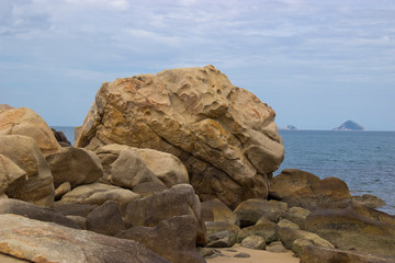 Fototapeta na wymiar large stones on the seashore
