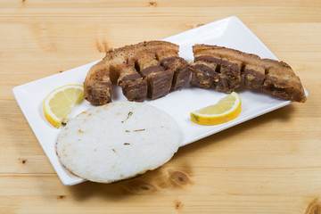 Chicharron con arepa