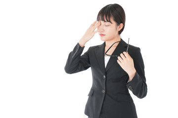 ドライアイに苦しむ若いビジネスウーマン