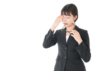 ドライアイに苦しむ若いビジネスウーマン