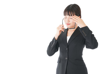 ドライアイに苦しむ若いビジネスウーマン