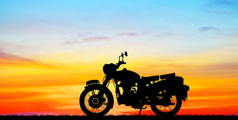 Plakat silhouette classic motocycle on sunrise background