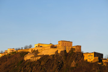 Obraz premium Koblenz Festung Ehrenbreitstein im Abendlicht und blauer Himmel - Stockfoto