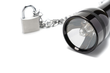 懐中電灯と鎖の付いた南京錠