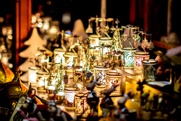 Fototapeta na wymiar Many Christmas lamps stand as decoration on a table against a blurred background
