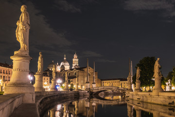 Fototapeta na wymiar Padova square at night