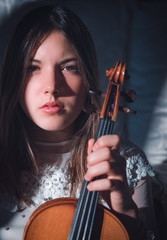 Ragazza mentre suona il violino in casa