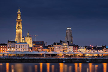 Die schöne Skyline von Antwerpen, Belgien mit der Liebfrauenkathedrale auf der linken Seite.