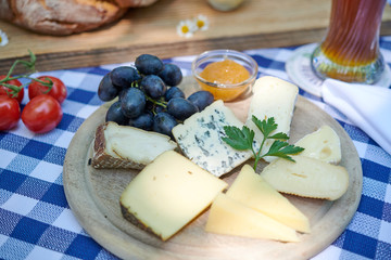 Käse Teller mit Trauben und Brot Biergarten Oktoberfest Essen