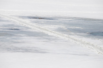 Obraz premium people walk on melted ice