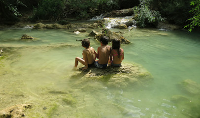enfants, baignade à la rivière
